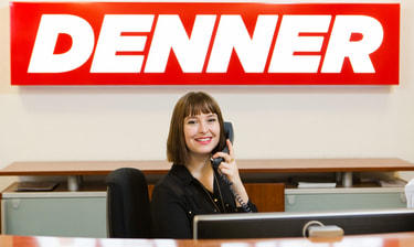 Lächelnde Frau in der Verwaltung am Telefon Lächelnde Frau in der Verwaltung am Telefon